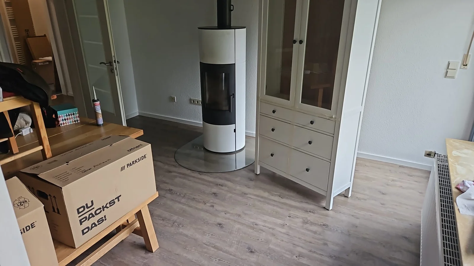 Bodenverlegung in Coldewei, Wilhelmshaven Vinylboden in Holzoptik im Wohnzimmer in Coldewei, Wilhelmshaven